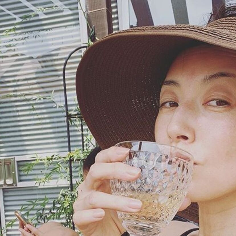 女優・高岡早紀（47）、愛娘が選んだ水着を着用した「アラフィフビキニショット」を公開！！