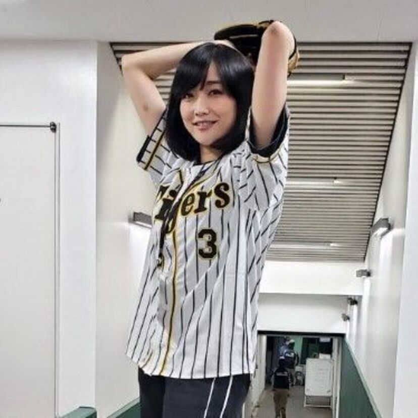 佐藤江梨子が7年ぶりに甲子園のマウンドに立った！これまでのボインな写真集も振り返る！！