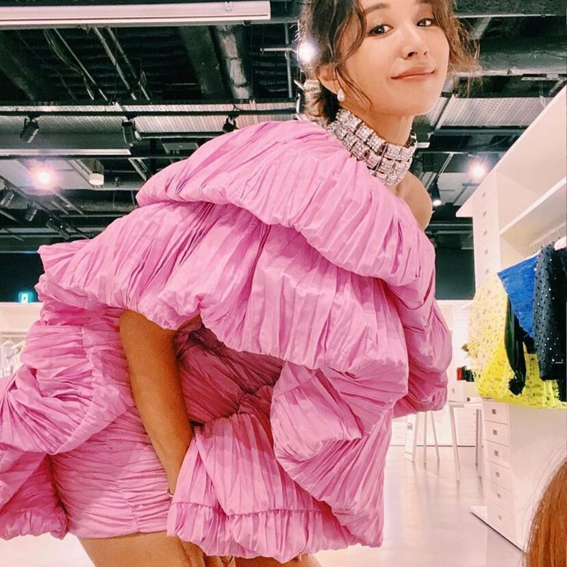 めちゃ×2イケてるッ！？鈴木紗理奈（44）が超ミニスカ＆アラフォー美脚を披露！！