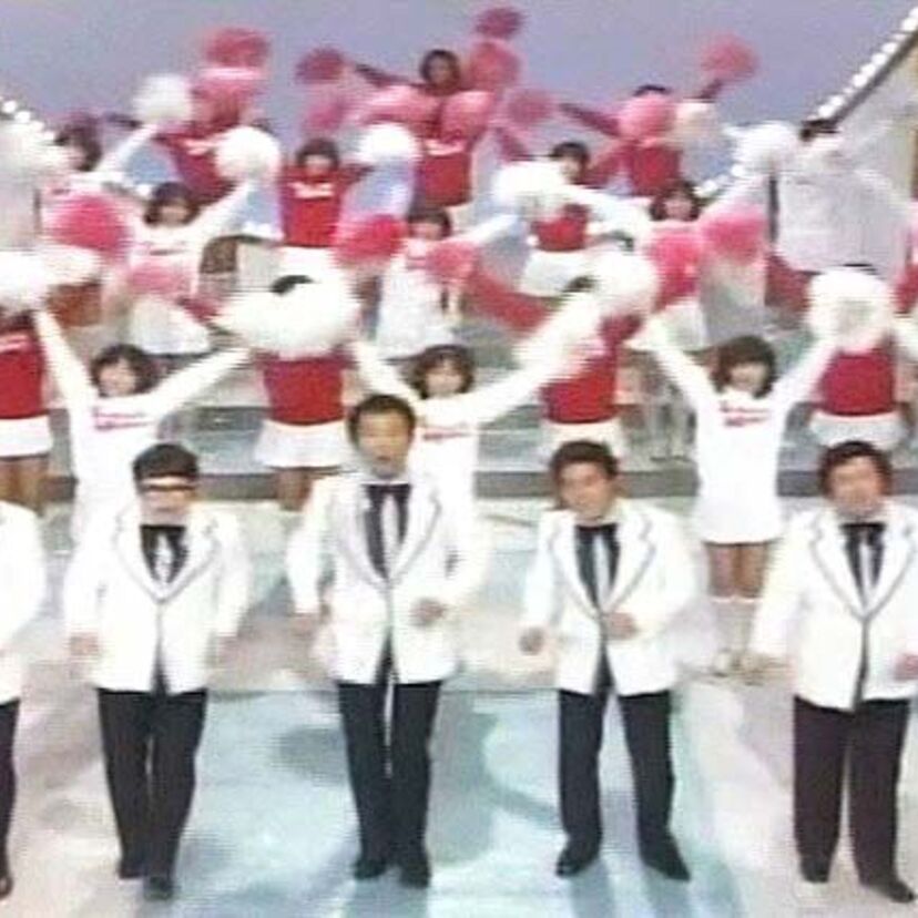 赤白の上下にポンポン？ドリフでお馴染みスクールメイツの皆さんです！