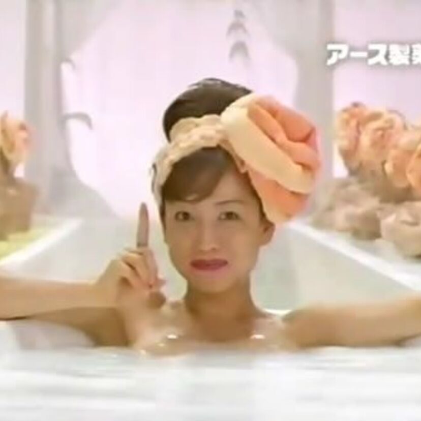 湯船に浮かんで揺れる巨乳にドッキリ♪細川ふみえのバスロマンCM